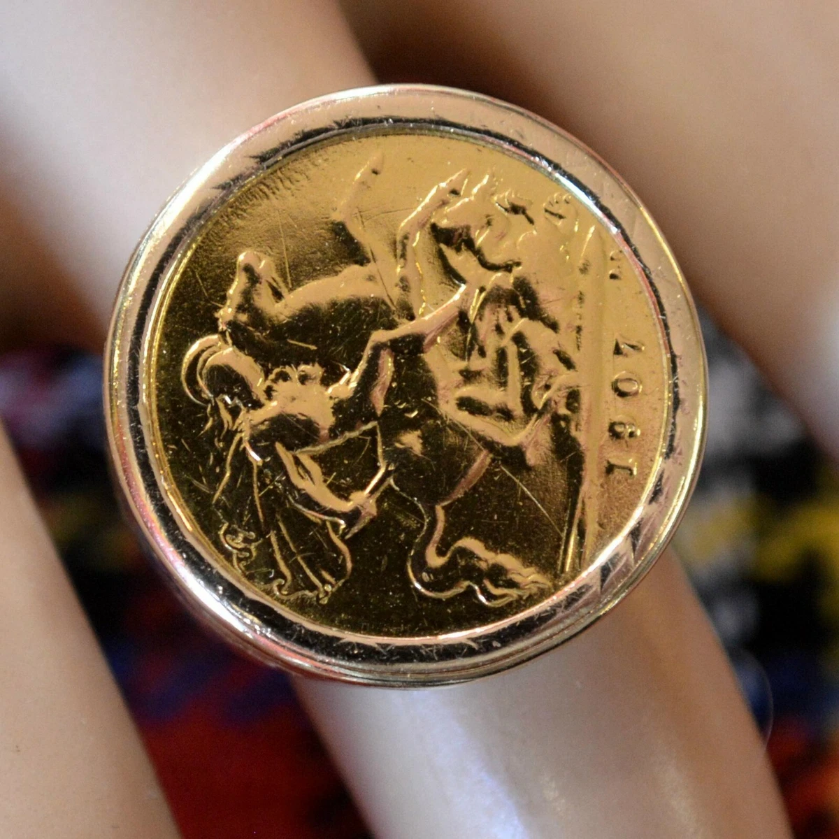9 ct GOLD second hand half sovereign ring