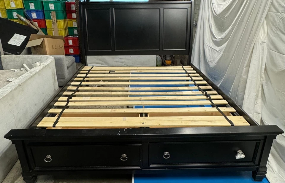 Cama trineo Ashley Greensburg tamaño king con estribo de almacenamiento Foto 2 de 4