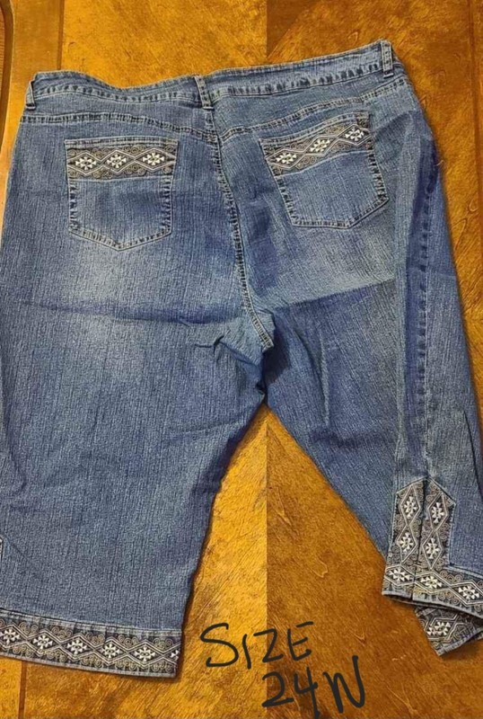 Women’s Blue Denim Capri Jeans Embroidered Accents Back Pockets Plus 24W