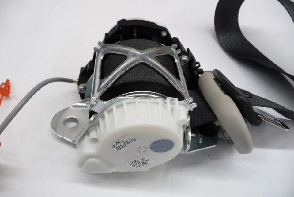 2010-2011 Cadillac Escalade, Chevrolet Avalanche Left Seat Belt 19256126 OEM A1 - Image 2 of 4