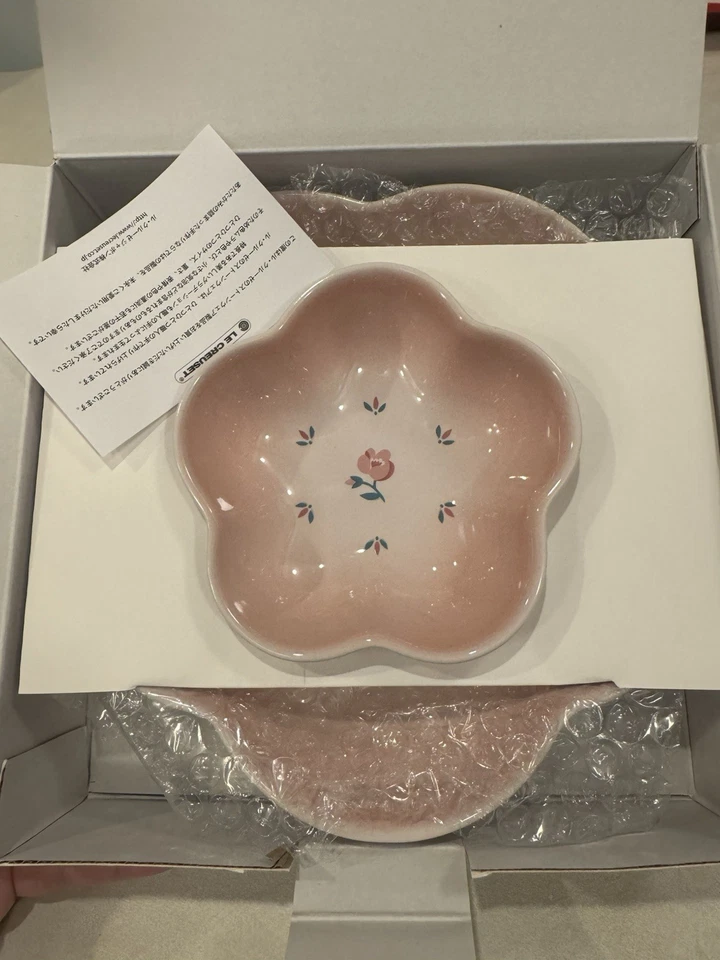 Le Creuset Juego de 2 Platos de Flores 12/20cm Concha Rosa Nuevo en Caja de Japón Foto 3 de 4
