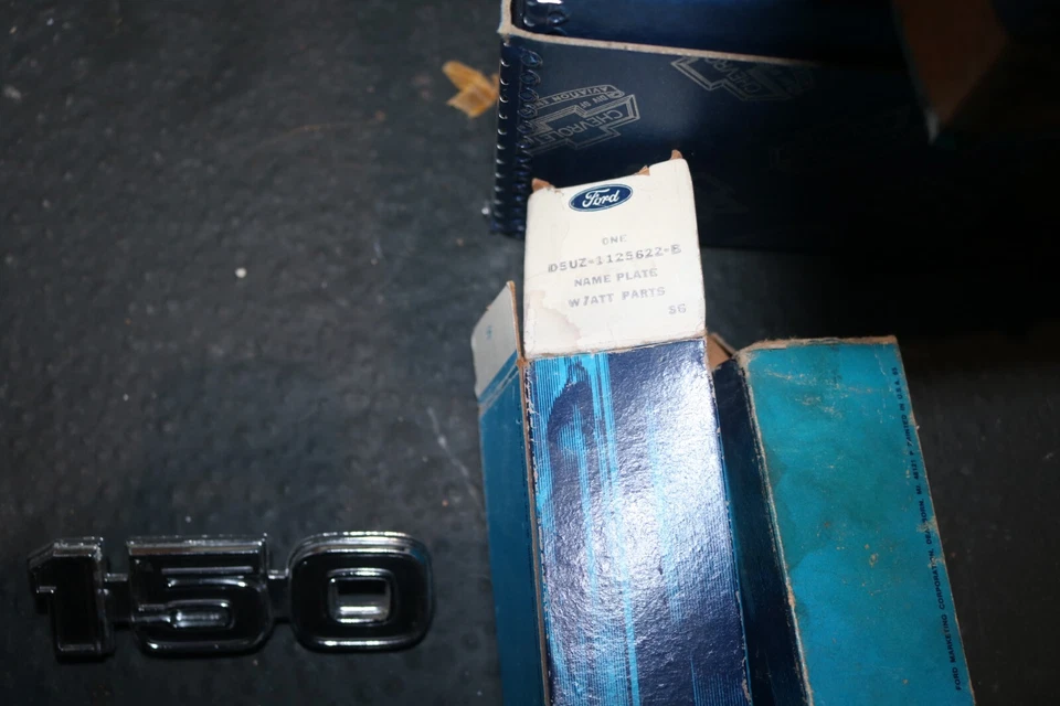 Nuevo de Lote Antiguo Ford 1975 hasta Econoline E-150 Emblema Par D5UZ-1125622 Foto 2 de 4