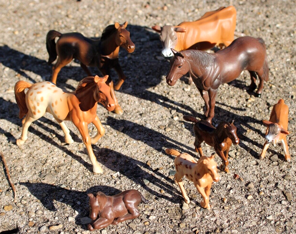 Mixed Lot of 8 ERTYL Animals Horses and Cows Made in China Detailed 2-1/2
