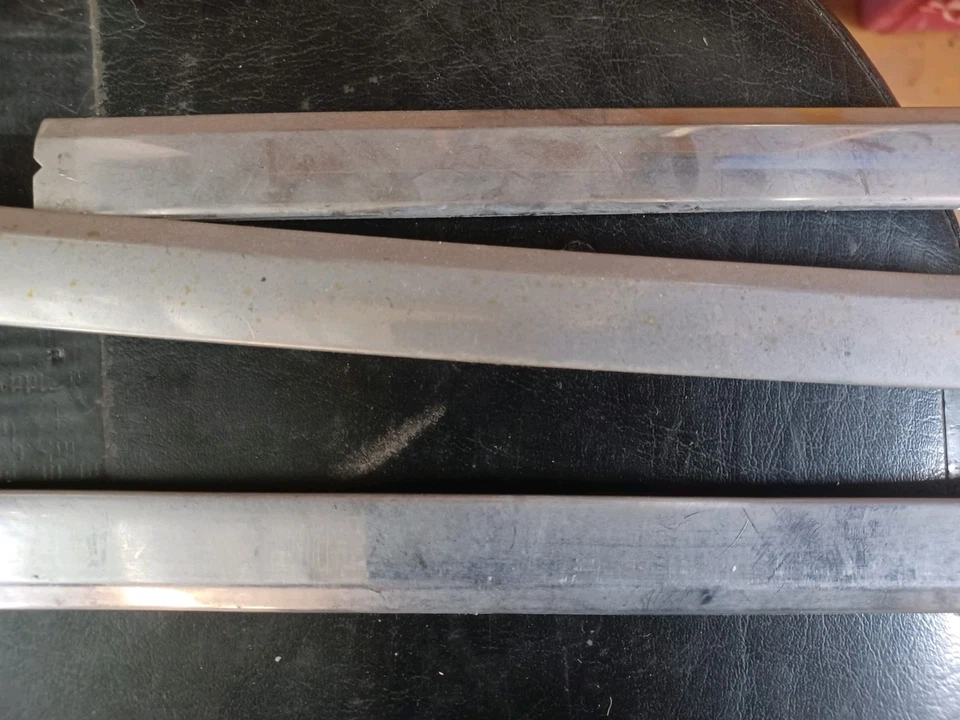 Oldsmobile Toronado 1970 ventana trasera cromada Foto 3 de 4