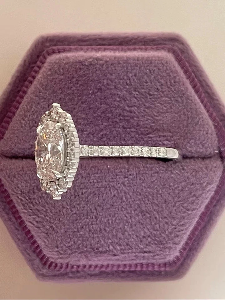 Anillo de compromiso de promesa con halo de diamantes cultivados en laboratorio de corte ovalado de 2,30 quilates de oro blanco de 14 k Foto 2 de 4
