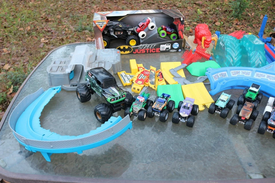 Lote masivo de piezas diecast y de juego Monster Jam Foto 2 de 4