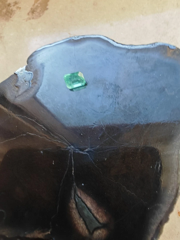 Piedra esmeralda Panjshir de 2,74 quilates | Piedra preciosa verde natural, sin certificación, eliminada Foto 2 de 4