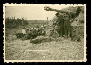 Kampfpanzer Sturmgeschütz III in getarnter Feuerstellung 5. Panzer Division