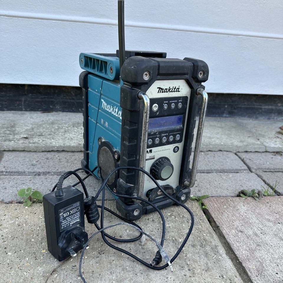 Makita DMR104 DAB/FM Job Site Radio BLUETOOTH UPGRADED VIA AUX - Image 4 of 4