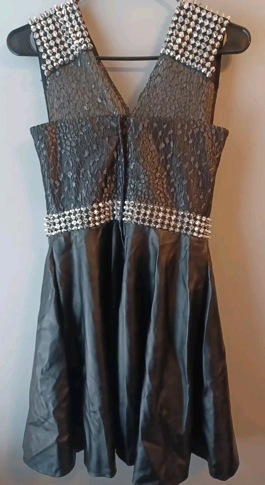 Vestido Falda Círculo Completo Plisado Negro Gótico con Detalle de Tachuelas Plateadas Superposición de Encaje Foto 2 de 4