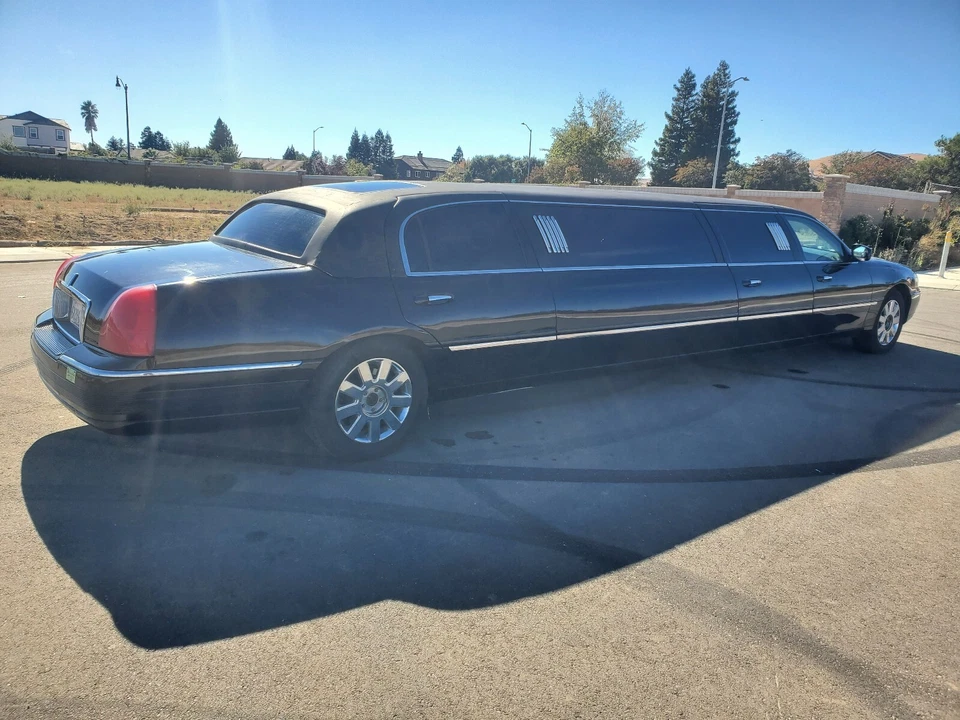 2004 Lincoln Town Car EXECUTIVE Stretch Limousine - Image 4 of 4