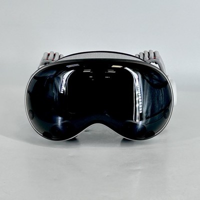 Apple Vision Pro (M5) VR Headset 256GB w/ Light Seal-33W/Battery