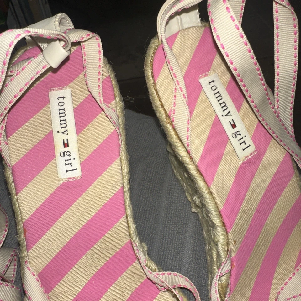 Sandalia gladiador Tommy Girl. Tacón de cuña 4,5 pulgadas  Foto 2 de 4