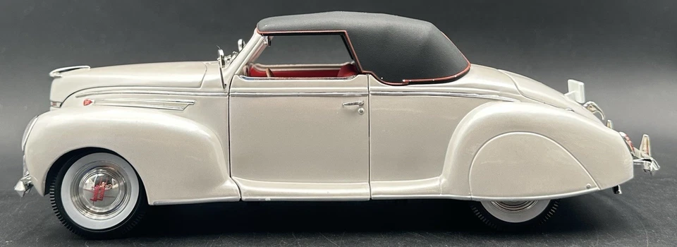 Signature 1939 Lincoln Zephyr 1:18 Scale Die Cast Car Model Convertible White - Image 3 of 4