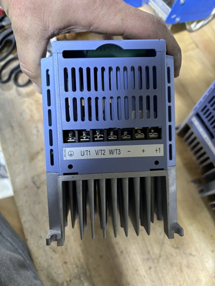 HITACHI X200-007HFU X200 Series 380-480 Volts 3 Phase 1 HP 2.5 Amps Inverter - Image 4 of 4