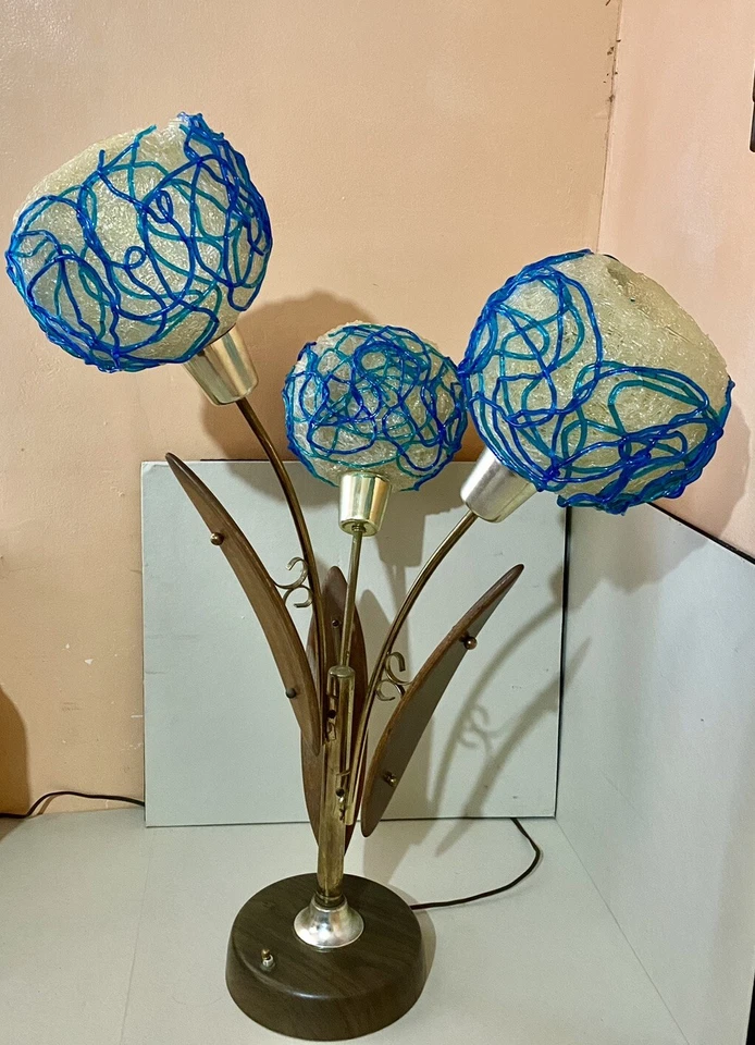 Lámpara de mesa moderna de espagueti Lucita atómica de mediados de siglo con 3 litros Foto 4 de 4