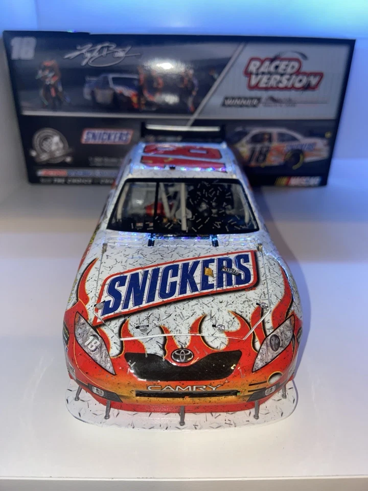 Toyota COT Atlanta Win 1/24 NASCAR diecast Kyle Busch 2008 Snickers/M&Ms Foto 2 de 4
