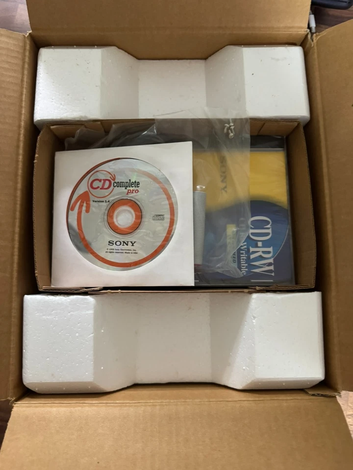 NEW OLD STOCK Sony SCSI CD Recorder CD-R CD-RW 8x/4x/32x CRX140S - DRIVE SEALED - Image 2 of 4