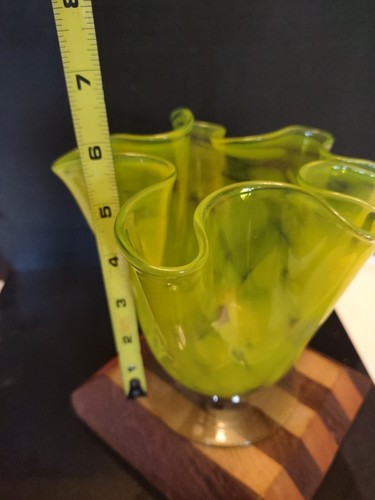 Art Glass Lime Green Cased Glass Handkerchief Ruffled Vase. Beautiful - Picture 11 of 12