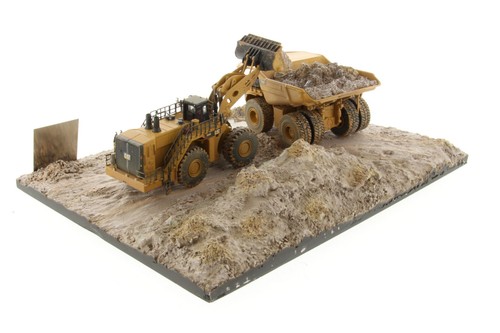 Diecast Masters 85762 Cat 797 Truck + CAT 994K Loader & Diorama Weathered 1:125 - Picture 7 of 10