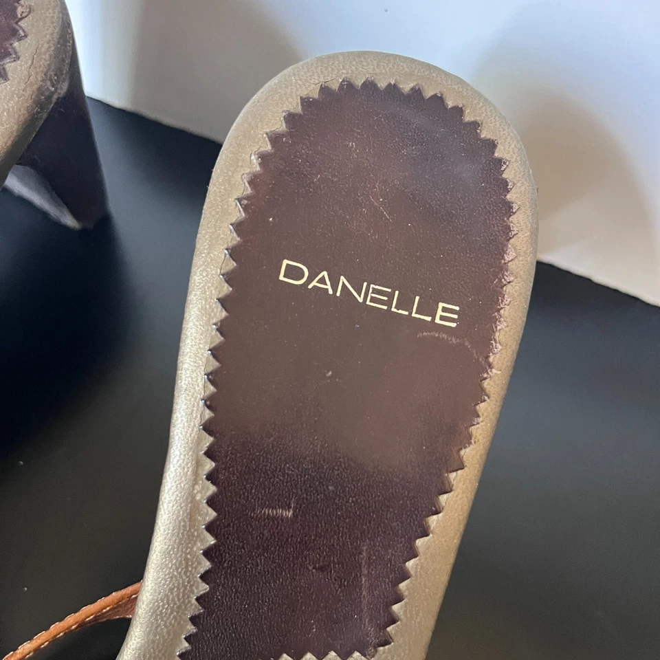 Сандалии на каблуке Danelle Y2K коричневые с ремешками квадратный носок размер 7 М сделано в Бразилии - Изображение 4 из 4