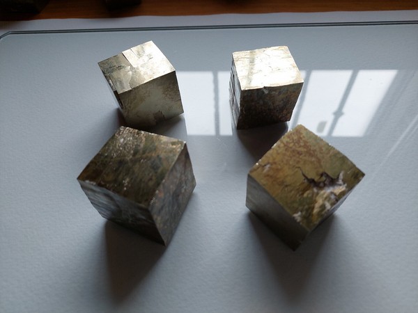 4 Pyrite cubes (Navajun, Spain) - Stück Pyritwürfel - Mineral decorative - LotR