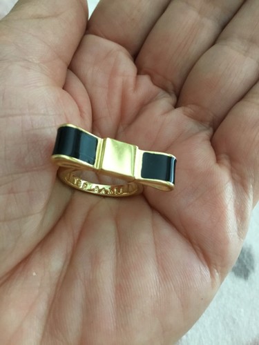 Anillo de arco esmaltado negro chapado en oro Ted Baker talla 6 - Imagen 2 de 5