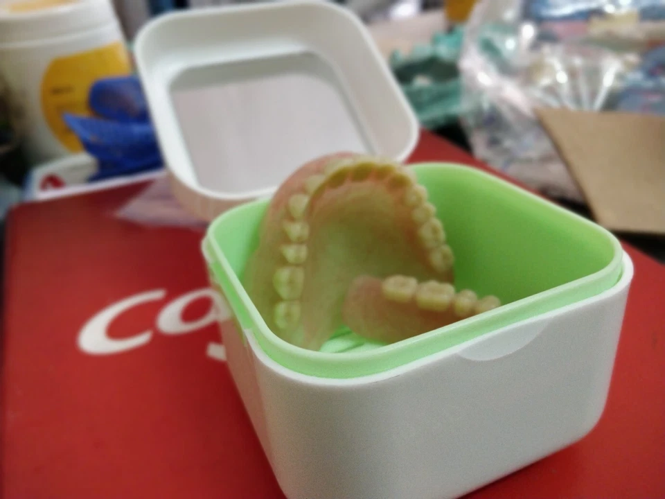 Prótese completa superior e inferior personalizada (conjunto completo de acrílico) - Imagem 2 de 4