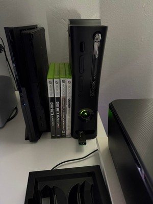 Xbox 360 Elite 120 GB + Controller+ 4 Spiele (Call of Duty)+ Brook Wingman XB2