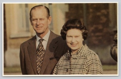 Postcard England Sovereign the Queen And Prince Philip in 1982 74E