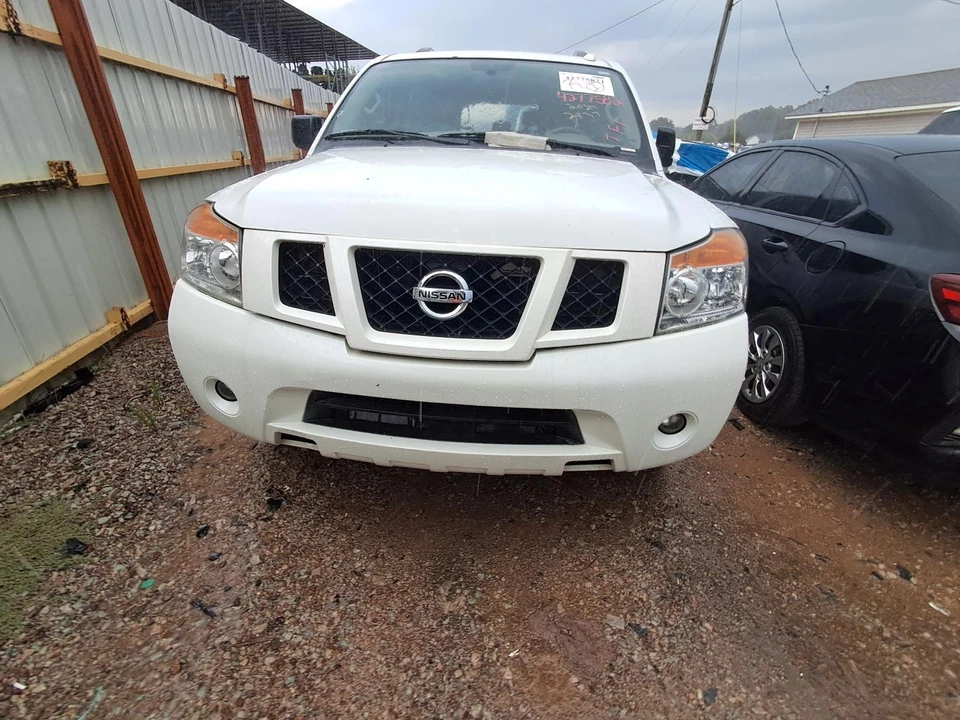 Used Front Bumper Assembly Front fits: 2015 Nissan Armada w/fog lamps w/o park a Foto 2 de 4