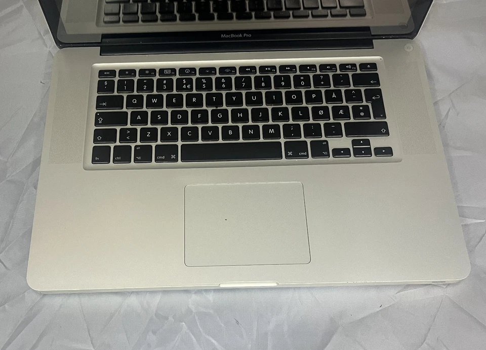 Apple MacBook Pro A1286 Intel Core i5 2.4 GHz 15.4 Zoll 240GB SSD 4GB RAM 2010 - Bild 4 von 4