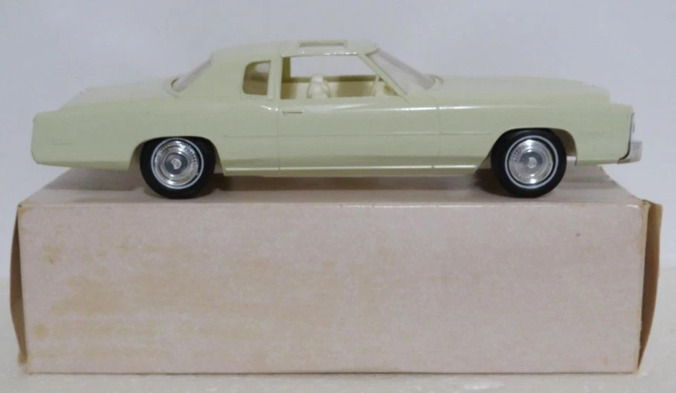 老式 JOHAN 1976 PHOENICIAN IVORY 凯迪拉克 ELDORADO 经销商促销汽车带盒 — 第 4/4 张图片