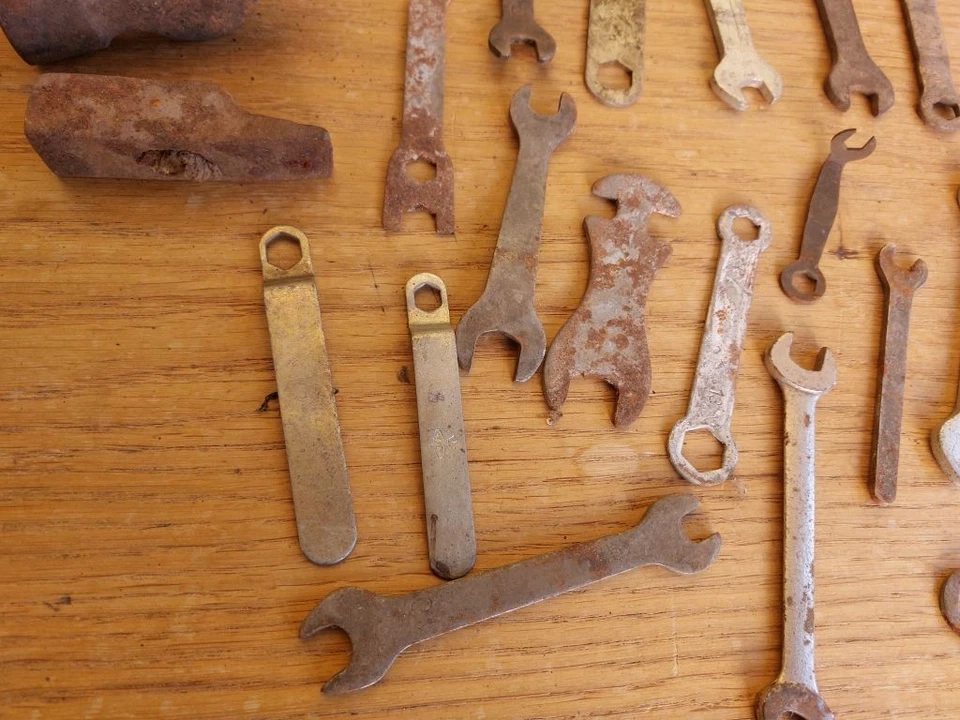 LOTTO NUMEROSI ATTREZZI IN METALLO CHIAVE INGLESE BULLONE LIMA MARTELLO SEGA - Immagine 4 di 4