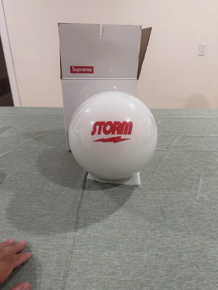 Bola de boliche FW21 Supreme Storm blanca 12 lb tamaño mediano EN MANO Foto 4 de 4