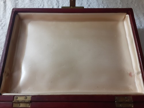 Vintage Red Jewelry Box with Tray and Brass Clasp Lock Closure, gray soft lining - Picture 12 of 13