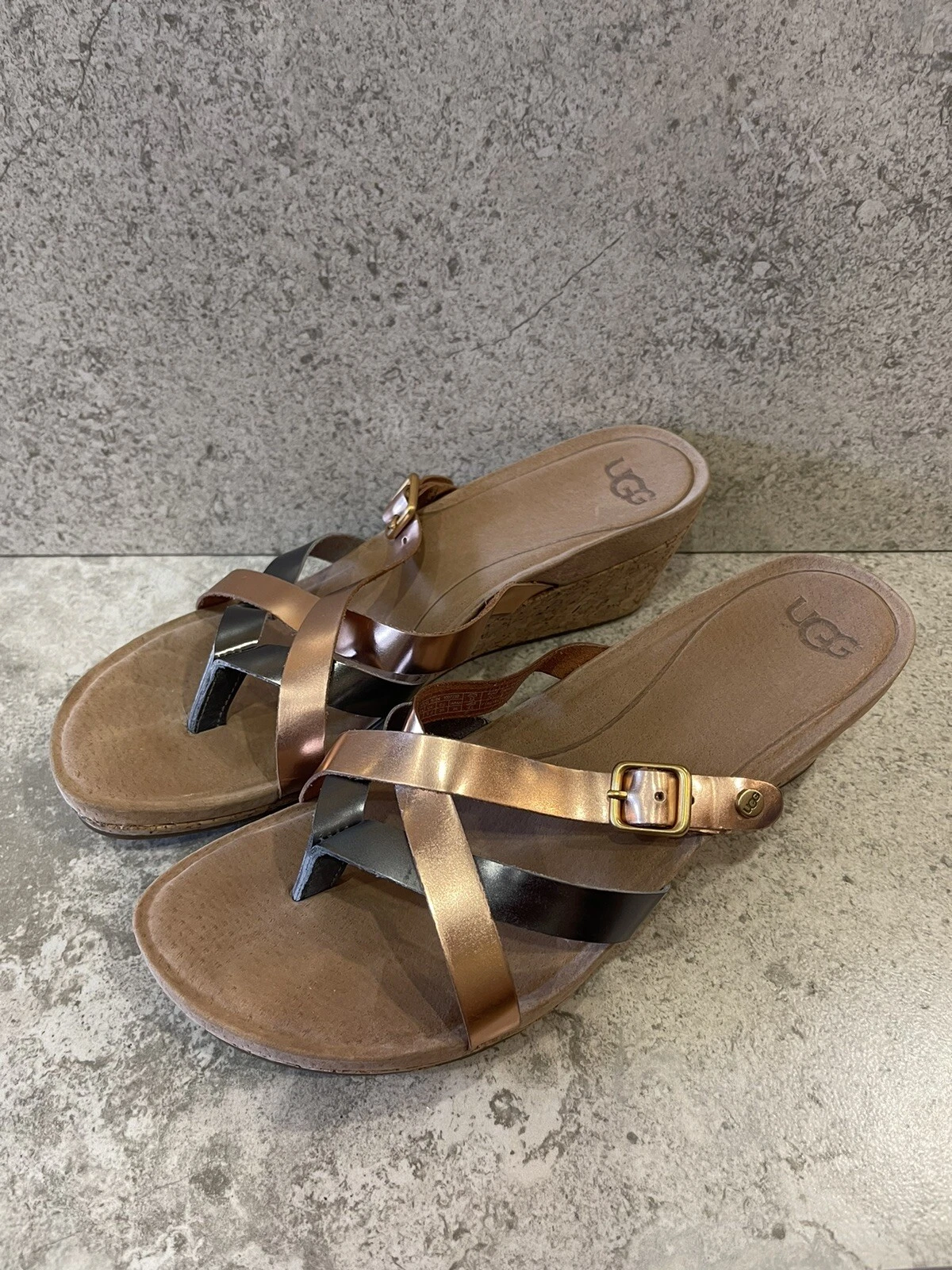 Sandalo infradito UGG donna Adalie zeppa sughero metallizzato taglia US 7 bronzo argento