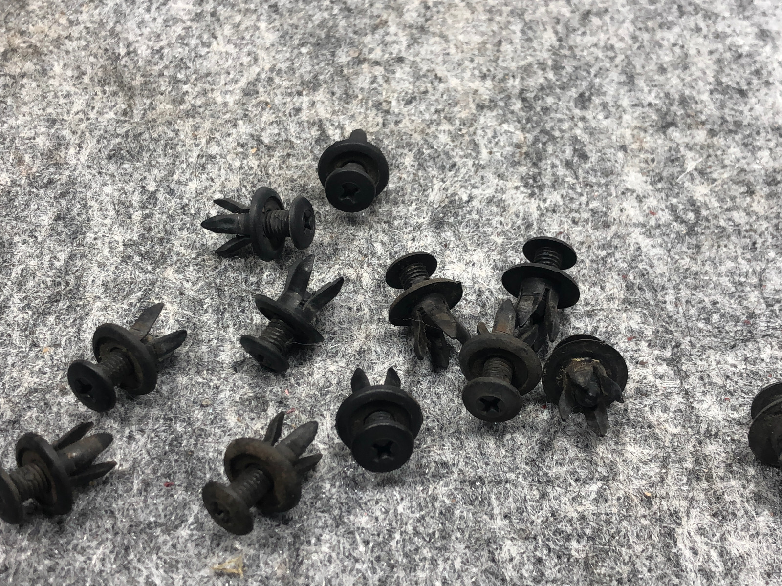 0406 PONTIAC GTO WINDSHIELD WIPER COWL TRIM CLIPS QTY 12 eBay