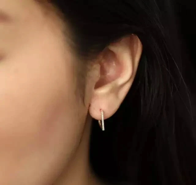 Aretes tipo argolla cuadrados de diamantes creados en laboratorio redondos de 1 quilate enchapados en oro amarillo de 14 k Foto 3 de 4