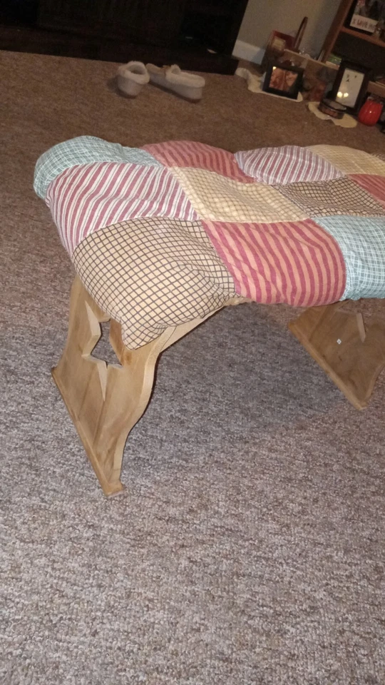 Banco de madera hecho a mano con edredón  Foto 4 de 4