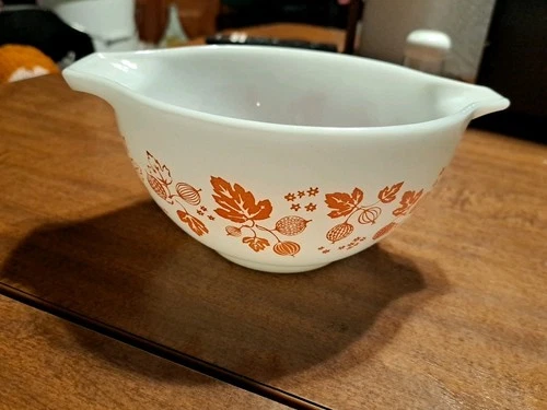 Vintage Pyrex 441  1.5 qt Cinderella Mixing Bowl  Qt Gooseberry White Pink