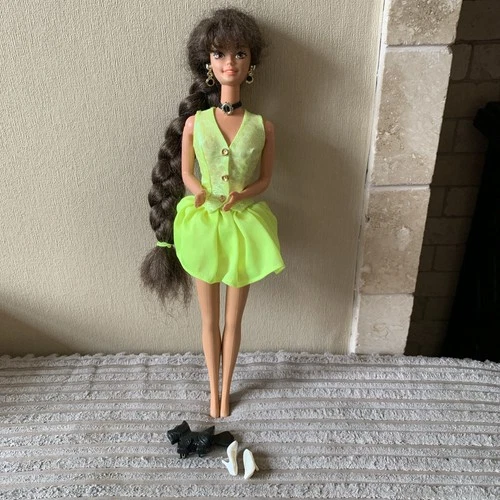 Vintage 1994  Cut And Style barbie Doll Teresa c/w brush and shoes