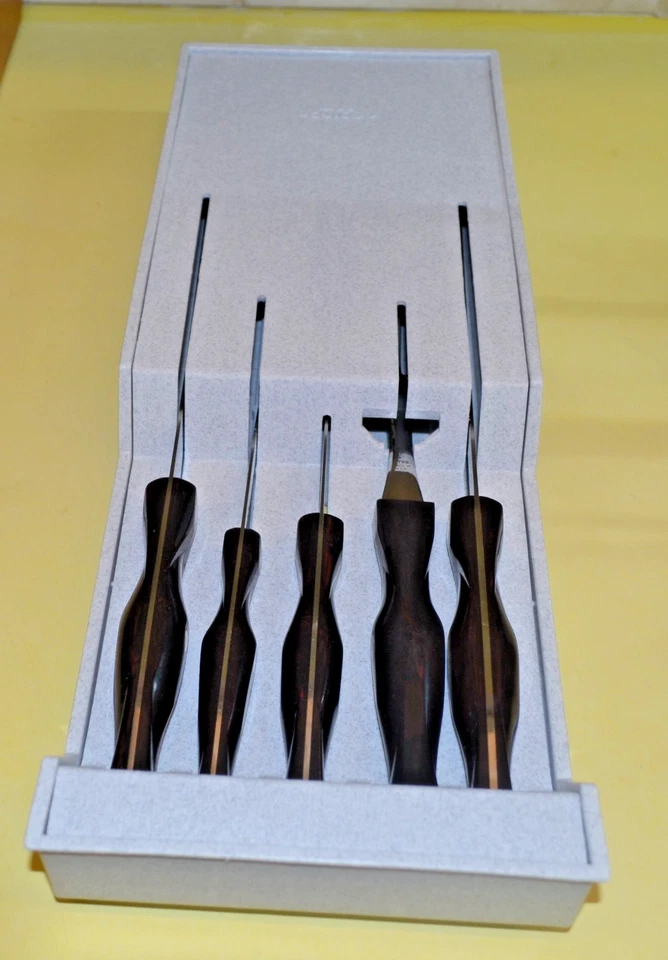 Juego de cocina Cutco - Cuatro cuchillos y un tenedor giratorio con bandeja de almacenamiento Foto 2 de 4