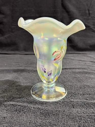 Beautiful 2005 FENTON #186 Family Signature Series 7" French Opalescent Vase