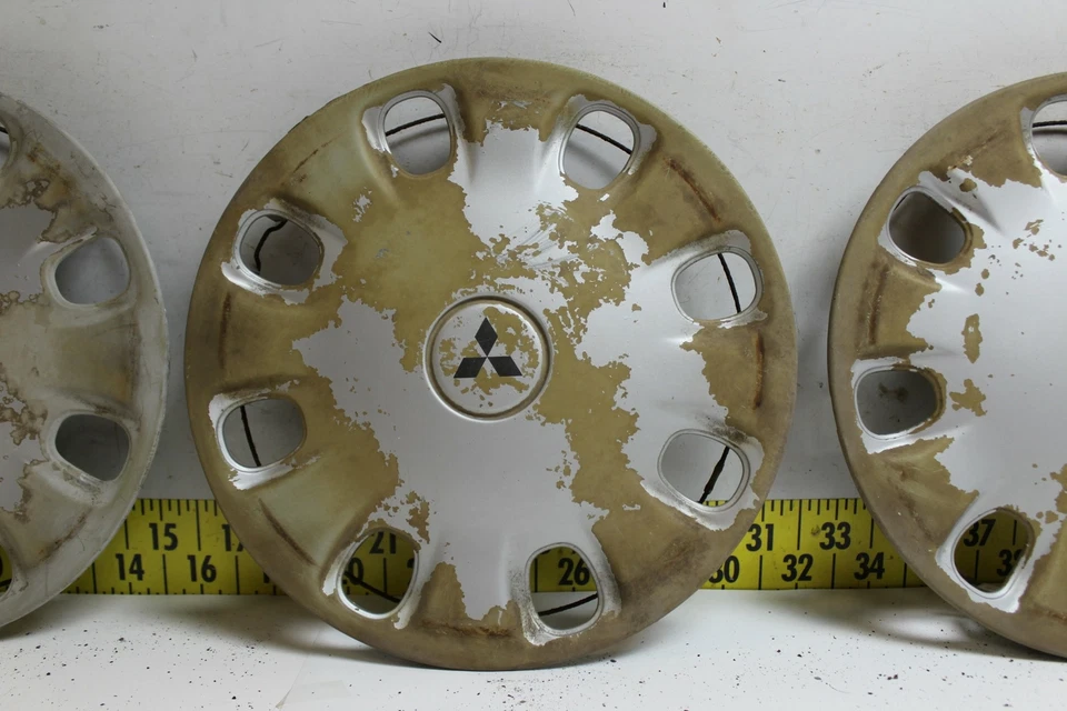 Tampas de cubo usadas OEM 13" MR717658 1995-1996 Mitsubishi Mirage (3398) - Imagem 3 de 4