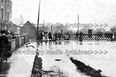 nuu-39 Flood Scene, Altham Terrace, Lincoln, Lincolnshire 1910. Photo