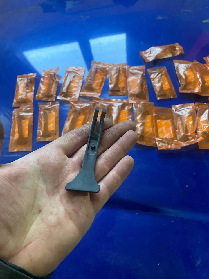 Manija capó mercedes-benz w123 1976-1985. Foto 2 de 4