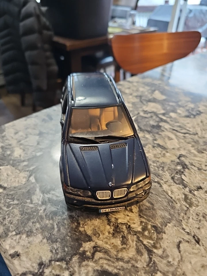 BMW X5 1:24 Die Cast Special Edition Maisto Realistic  Replica Metal Car SUV - Image 2 of 4