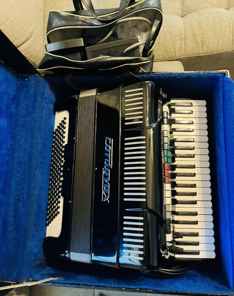 Клавиши уровня аккордеона и неповрежденные мехи Cordovox модель 210 - хорошее состояние товара - Изображение 3 из 4