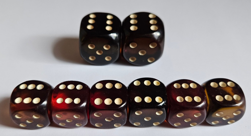 8 Würfel, 2 x ca. 2,1 cm, 6 x ca.1,5 cm, Catalin orig. DDR